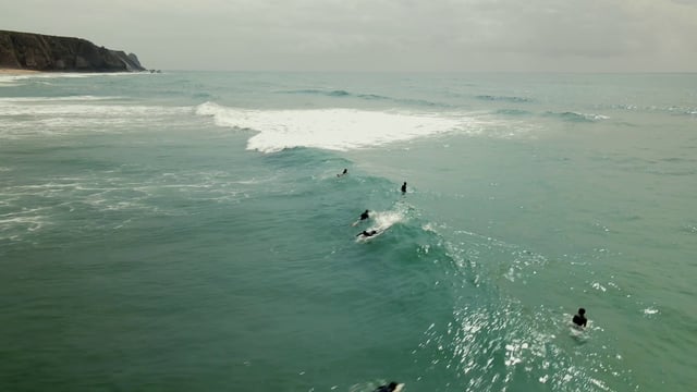 Coger una ola en una tabla de surf