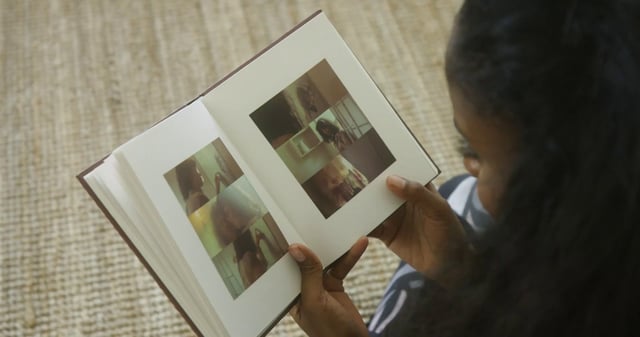 Una niña mira imágenes en un libro