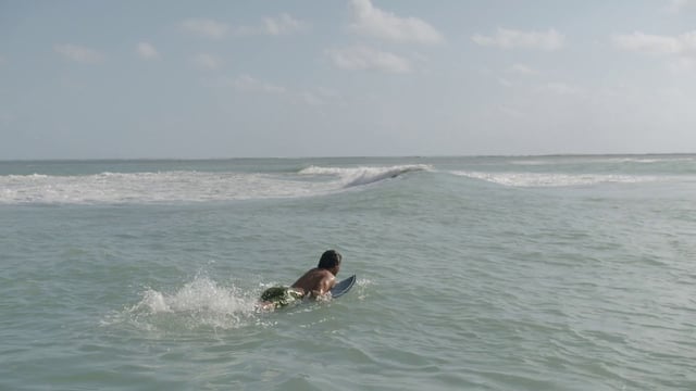 在海浪上划桨