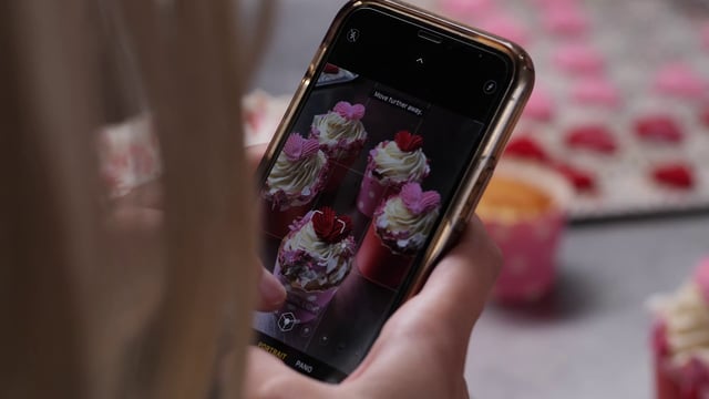 Una mujer hace fotos de cupcakes festivos