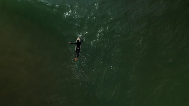 Hombre remando sobre las olas
