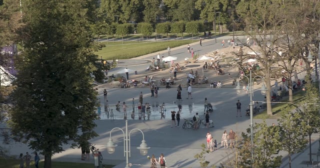 一群女孩在工作室学习新的钢管舞舞步[]