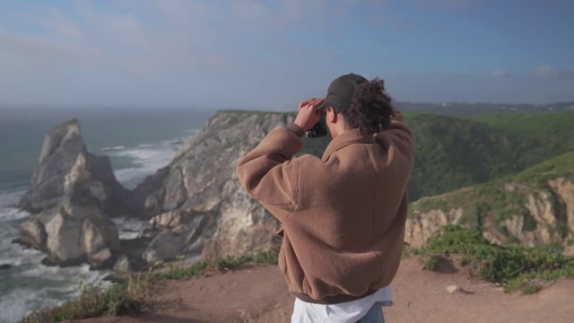 一个男人拍海景照片