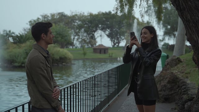 Una chica le toma fotos a su novio