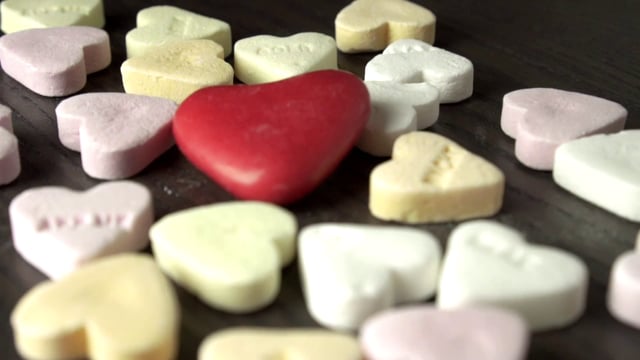 Caramelos de corazón sobre una mesa