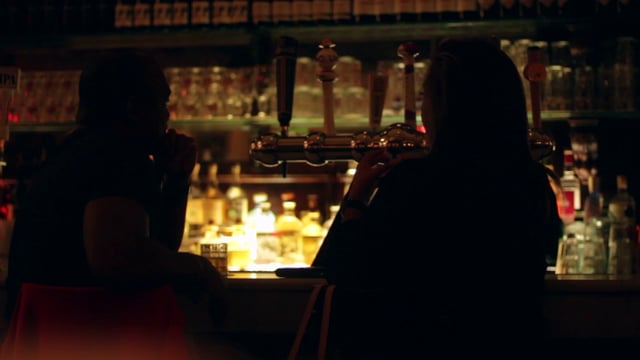 Noche de cita en un bar