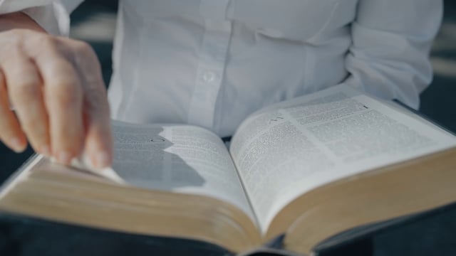 Pasando páginas en una Santa Biblia