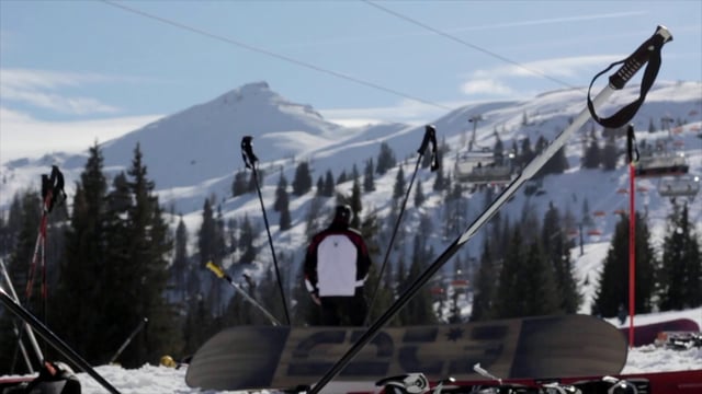 Hombre tomando un descanso del esquí