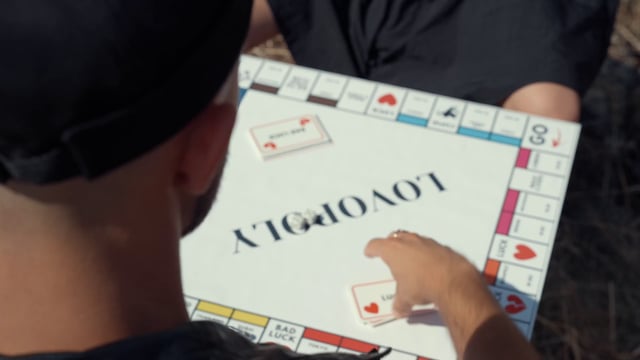 Una tarjeta de juego con el texto "Haz un cumplido".