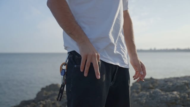 Un hombre saca un teléfono inteligente de su bolsillo para tomar una foto