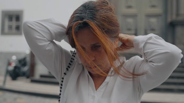Una mujer religiosa trenza su cabello