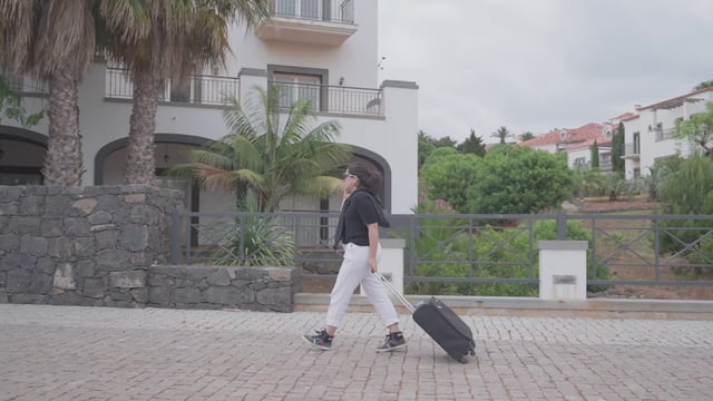 Caminando con maleta al hotel