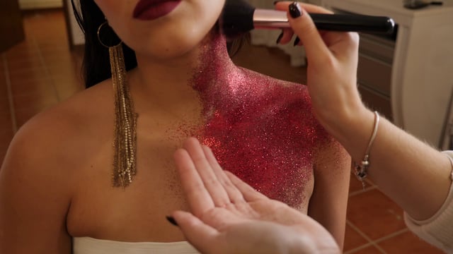 Applying glitter with a makeup brush