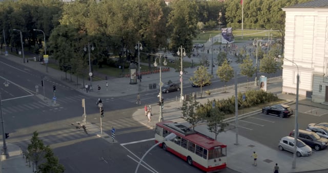 女孩在家门口用双筒望远镜观察[]