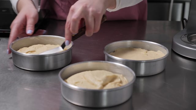 Evening out the cake batter