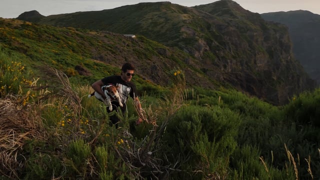 Hombre corriendo con un perro en una montaña