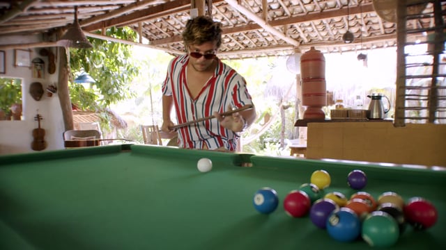 Un hombre jugando al billar en unas vacaciones