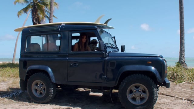 Al llegar a una hermosa playa tropical en Land Rover