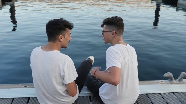 Pareja gay abrazándose cerca del lago