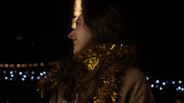 Chica con lluvia dorada de año nuevo en su cuello