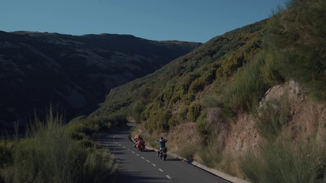 骑自行车的人沿着弯曲的道路行驶