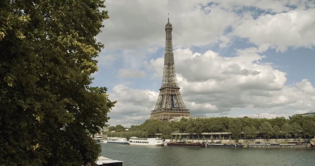 Timelapse of the Seine and Eiffel Tower