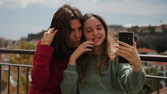 Una hija con una mamá se hace selfies