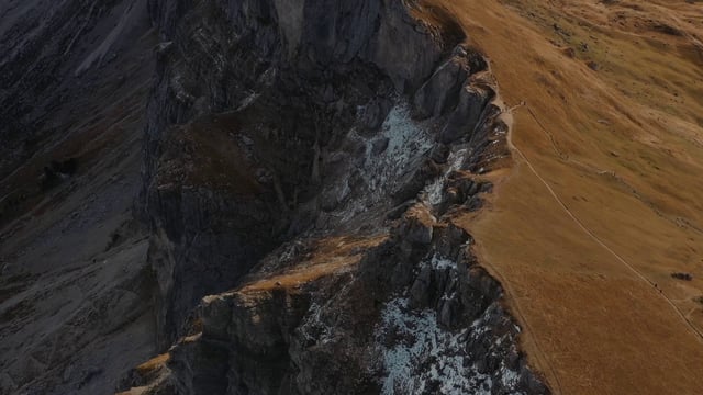 Borde de una montaña rocosa