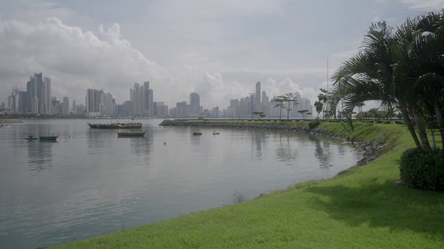 漂浮在巴拿马城河岸上的船只