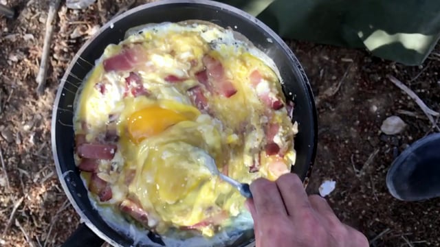 Preparar el desayuno mientras acampa